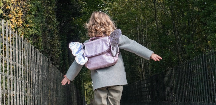 Devinette : qui a deux petites ailes et une jolie robe pailletée ?