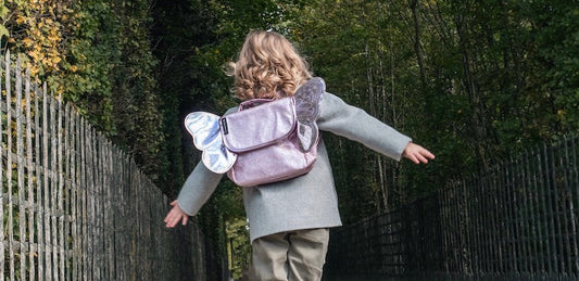 Devinette : qui a deux petites ailes et une jolie robe pailletée ?