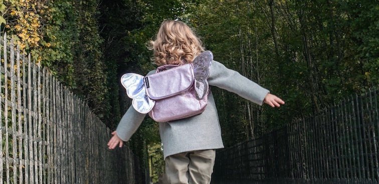 Devinette-qui-a-deux-petites-ailes-et-une-jolie-robe-pailletée Caramel & cie