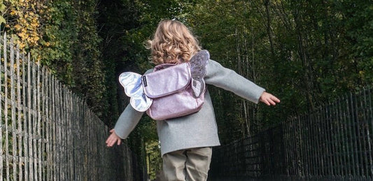 Devinette-qui-a-deux-petites-ailes-et-une-jolie-robe-pailletée Caramel & cie