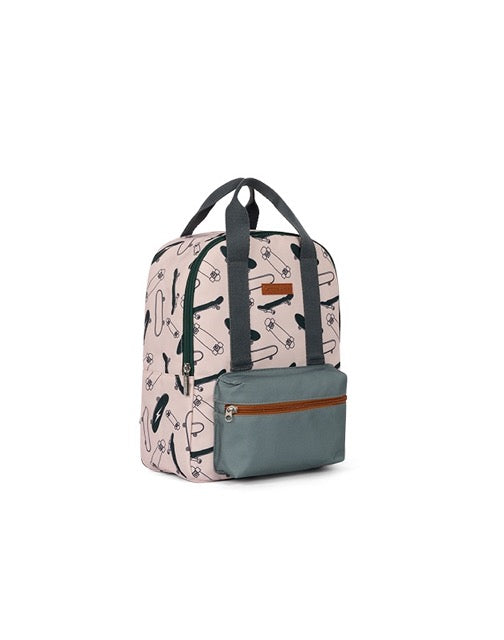 Petit sac à dos rose clair avec motifs de skateboards noirs