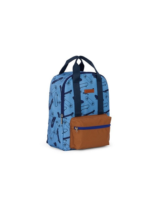 Détail de la poche avant en tissu caramel du sac à dos