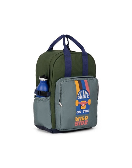 Profil du sac à dos URBAN FLOW vert kaki montrant la poche avant