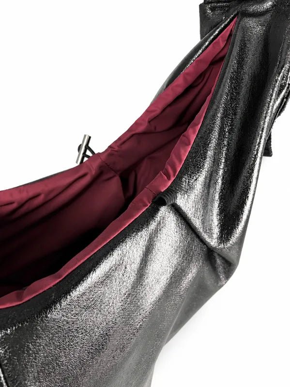 Intérieur du sac Cross Body noir avec doublure en polyester et poche zippée