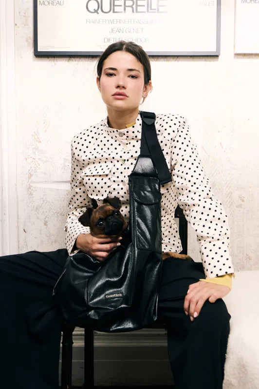 Mise en situation : sac de transport noir Cross Body proche du corps, maintien sécurisé