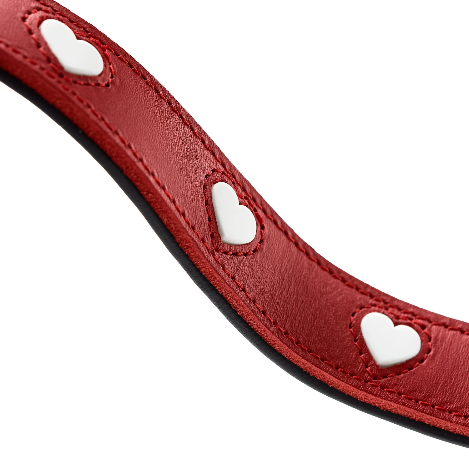 Gros plan sur les motifs cœur blancs de la laisse Love en cuir rouge