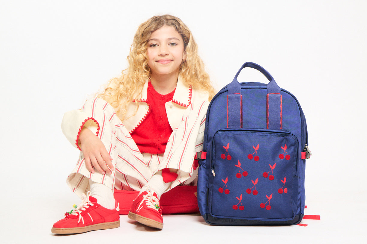 Sac à Dos Velvet Cherries Bleu – Iconique et Pratique Caramel & cie
