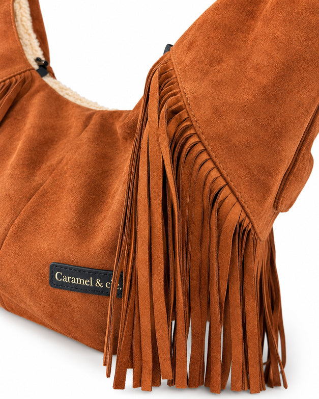 Détail de la matière effet suédine et des longues franges du sac pour chien camel