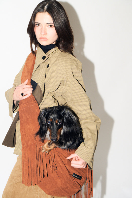 Femme portant un teckel dans le sac Cross Body à franges camel