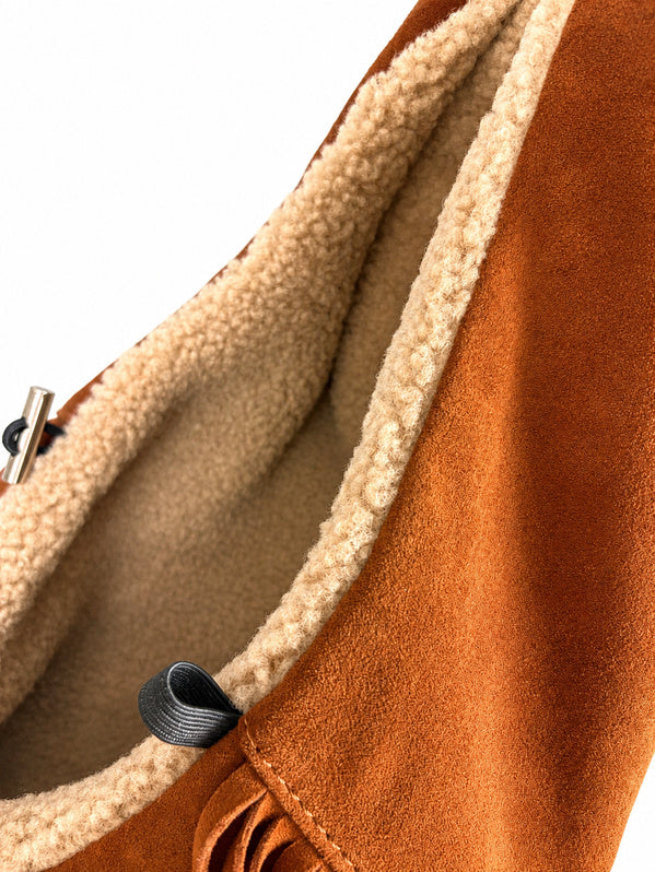 Détail de la doublure intérieure molletonnée du sac Cross Body camel