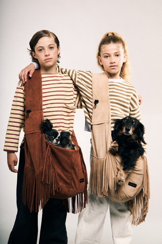 Sacs Cross Body à franges camel et blanc cassé portés avec deux petits chiens
