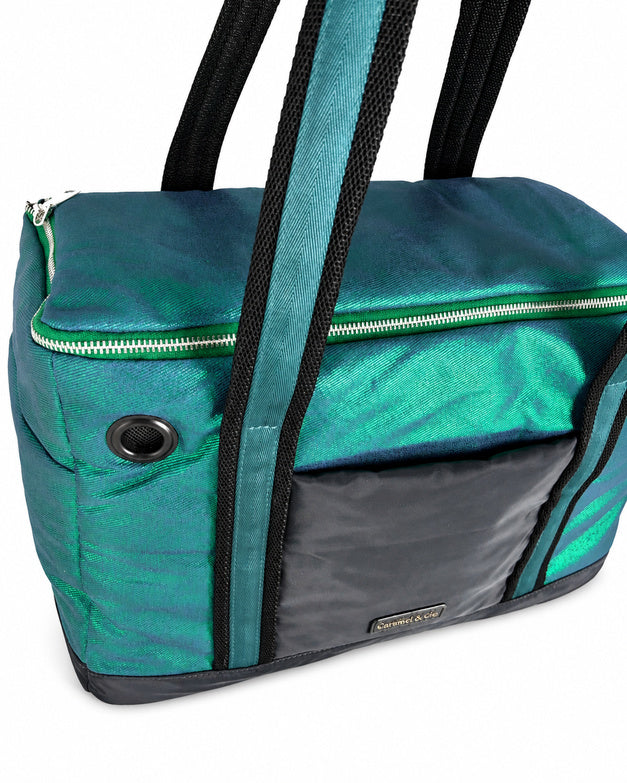 étail de la matière verte métallisée aux reflets bleutés du Pet City Bag