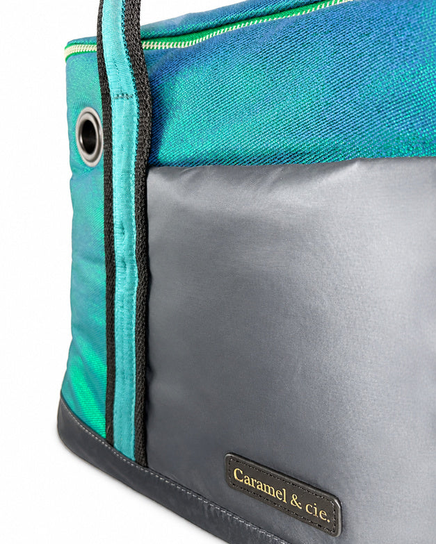 Détail de la matière verte métallisée aux reflets bleutés du Pet City Bag