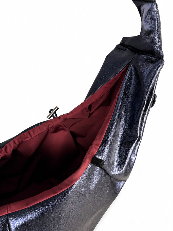 Doublure intérieure bordeaux et attache de sécurité du sac Cross Body bleu nuit