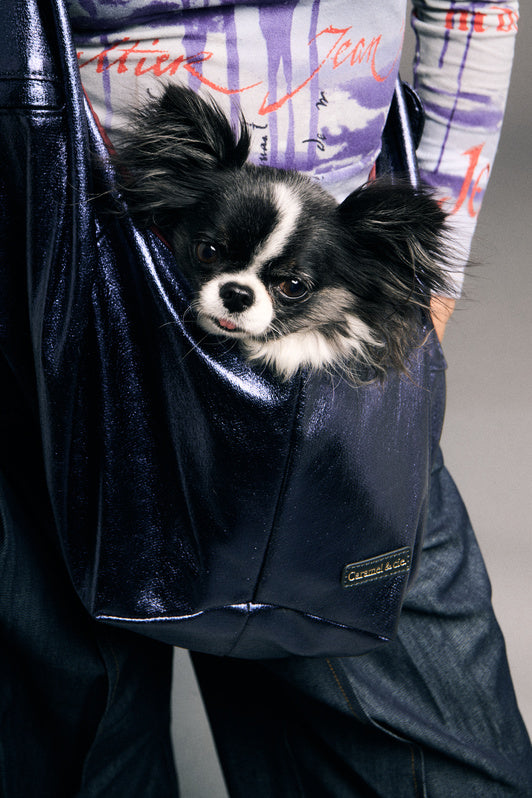 Sac Cross Body bleu nuit brillant porté avec un petit chien – vue de face