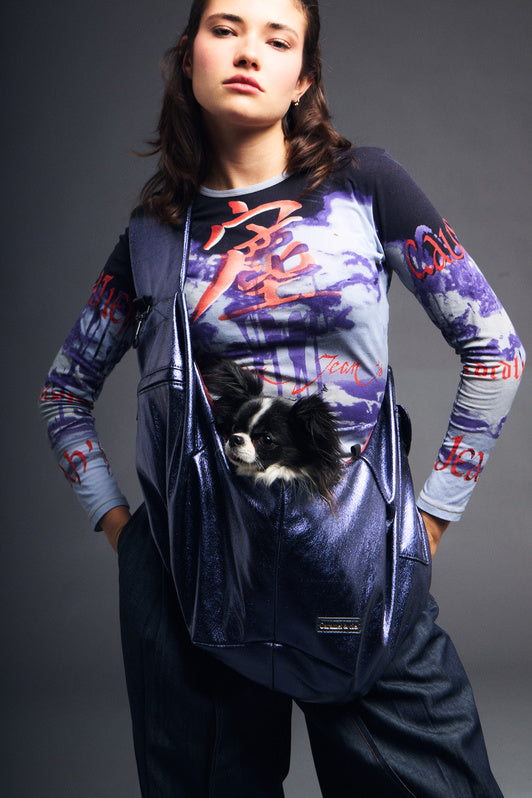 Femme portant un chihuahua dans le sac Cross Body bleu nuit brillant